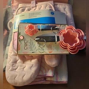 Room Essentials Pink/Purple Kitchen Set With Pink Flower Measure Cup Set